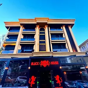 Black House Aparthotel